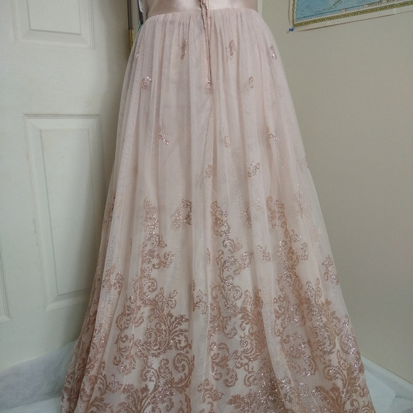 Gorgeous formal gown - Picture 7 of 7